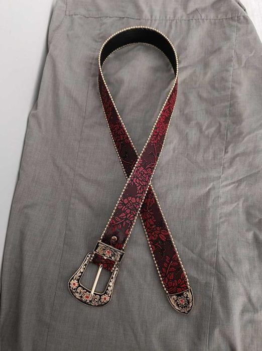 Czerwony pasek kwieciste wzory kryształki