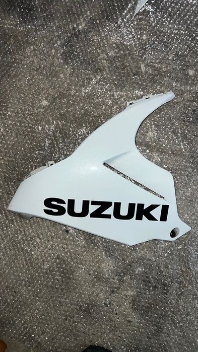 Owiewka lewy plug Gsxr 600 750 L1 L2 L3