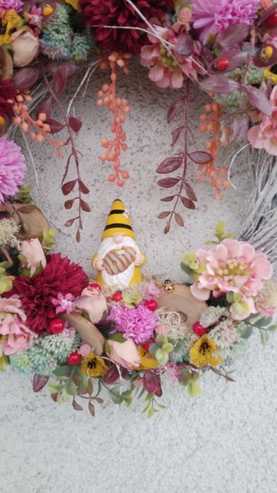 Wianek wiosenny z krasnalem