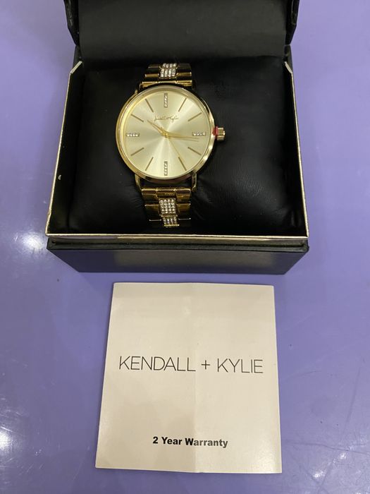 Наручные часы женские со стразами на браслете Kendall & Kylie
