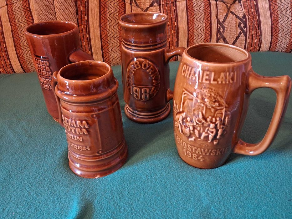 Zestaw kufli ceramicznych.
