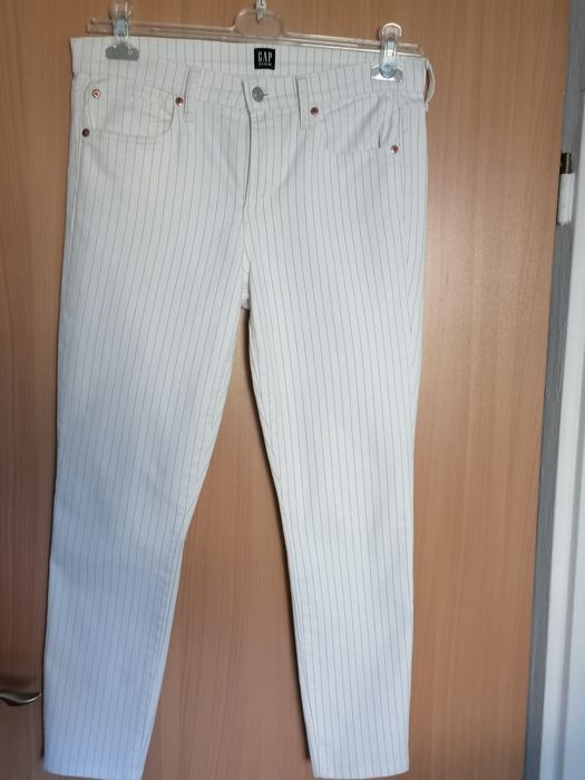 GAP białe jeansy w niebieskie paski rozm. 42