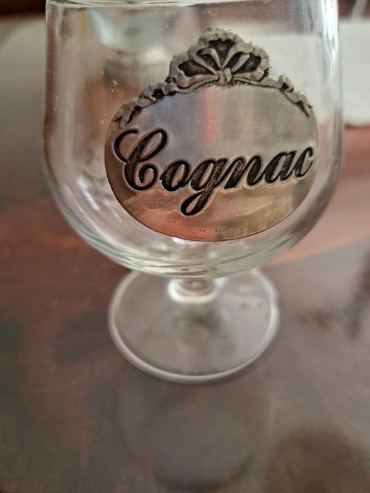 Meia dúzia de copos de conhaque, novos