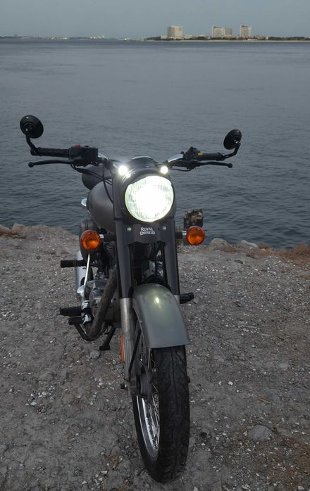 Royal Enfield Classic 500 Gunmetal Grey (2018) – 18.172km / Full LED / Motor 500cc + Lote Completo de Peças/Extras