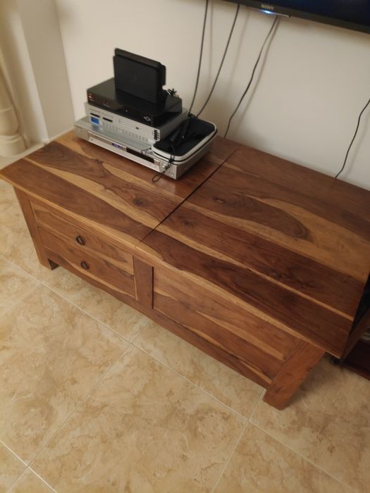 Mesa com gavetas e arca