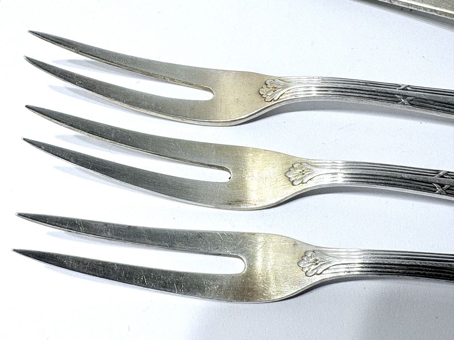 3 garfos de ostras/caracoís e uma pequena concha WMF c banho em prata