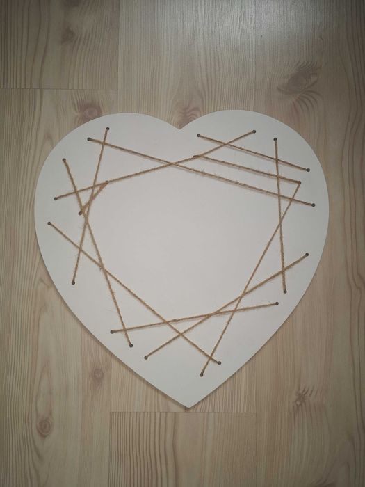 Wisząca, drewniana, biała ramka na zdjęcia w kształcie serce