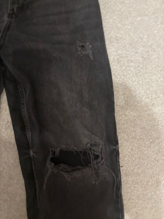 Reserved Czarne baggy jeans z dziurami rozm 28
