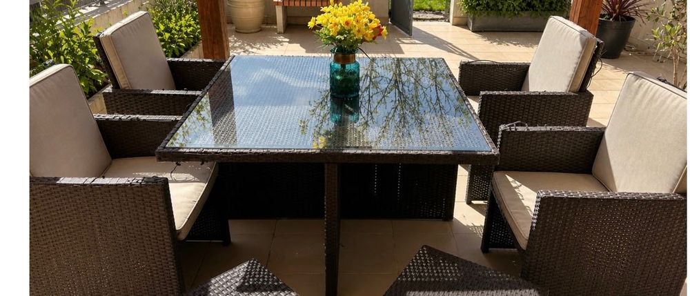 Mesa e cadeiras com repousa pés de Jardim
