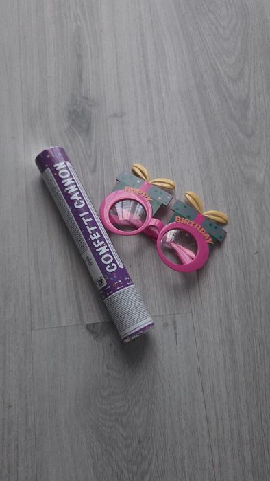 Confetti i okulary, trąbki papierowe