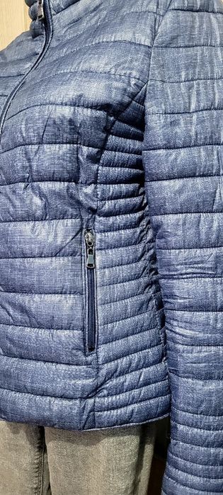 Niebieska pikowana kurtka przejściówka na stójce