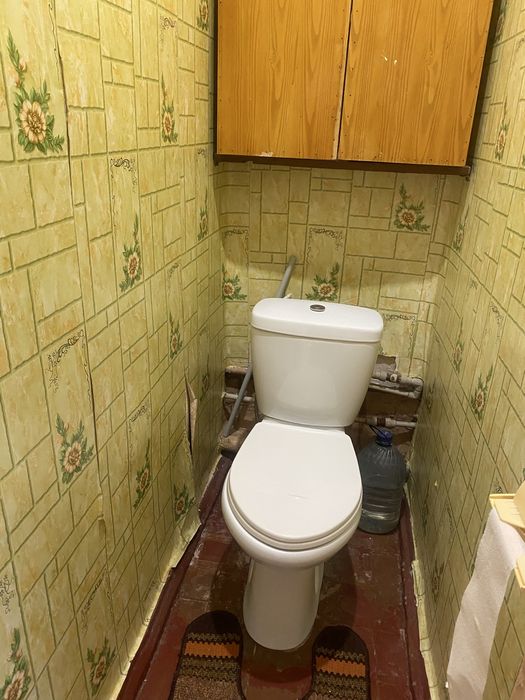 Продам 2-х кім.кв на 4-му районі .