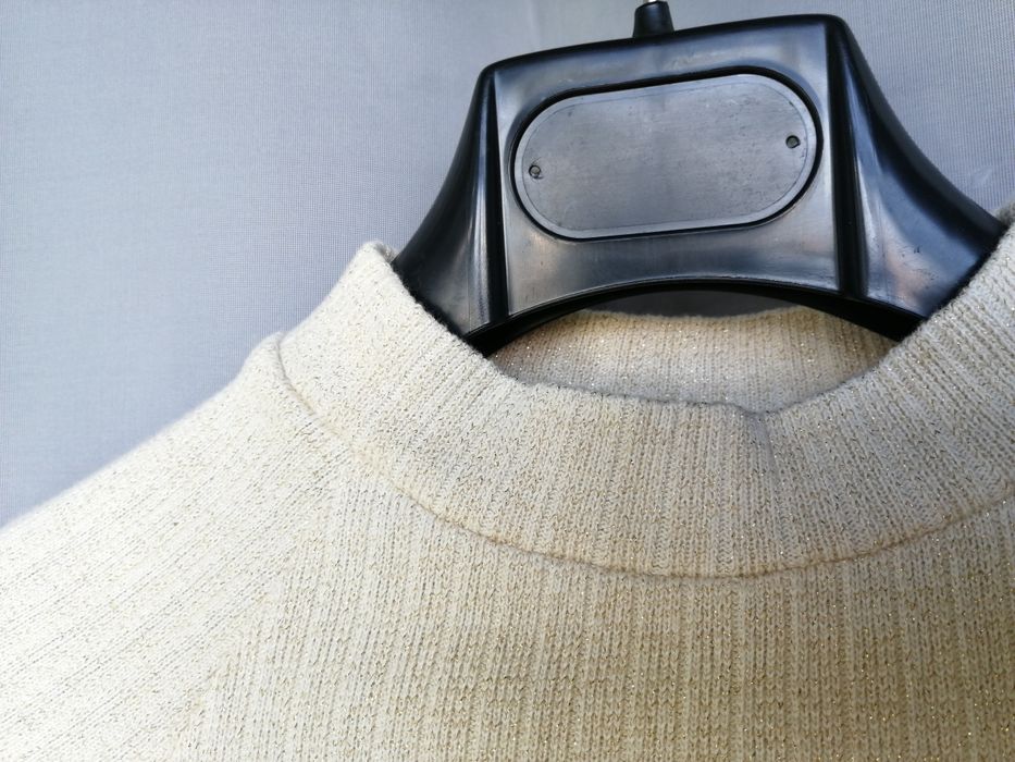 Camisola de malha elástica beje e dourada (tamanho XS)- PORTES GRÁTIS