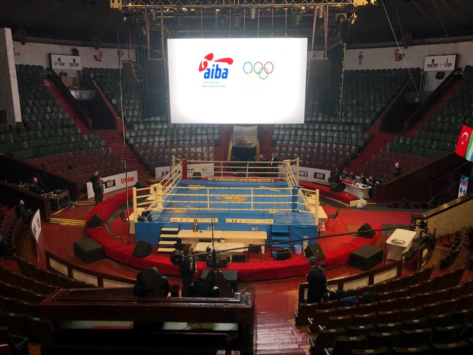 Боксерский ринг на помосте