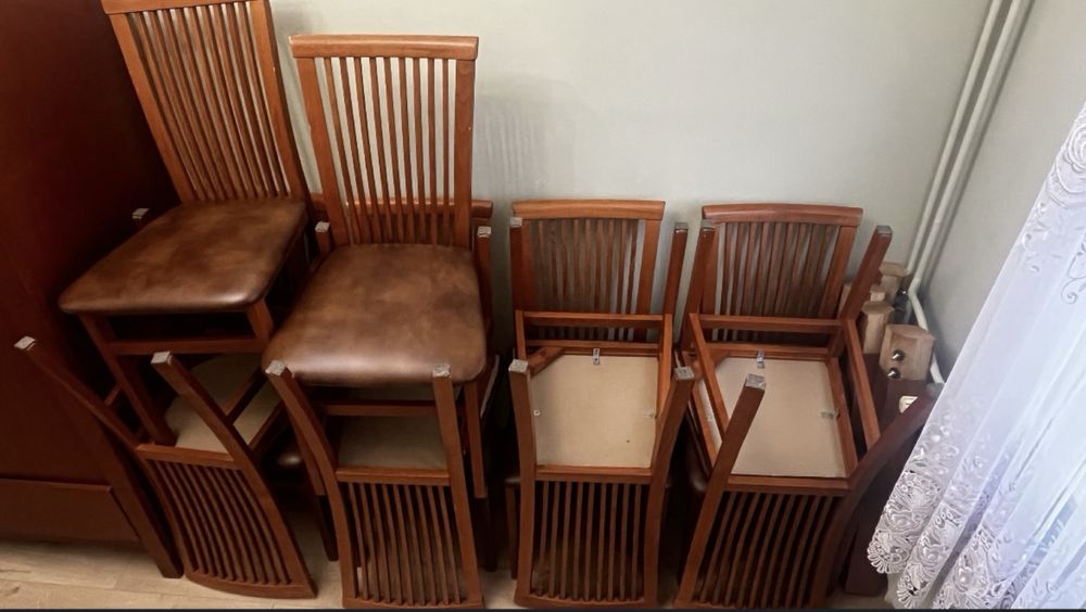 8 krzesel w dobrym stanie