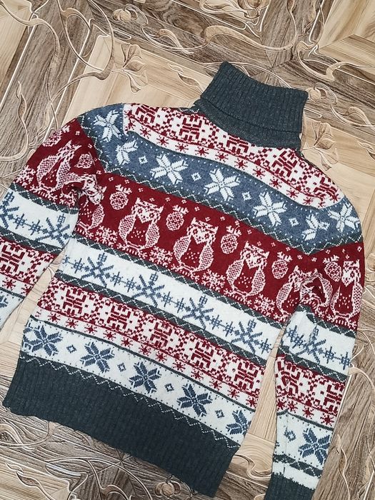 Теплый шерстяной свитер с горловиной.