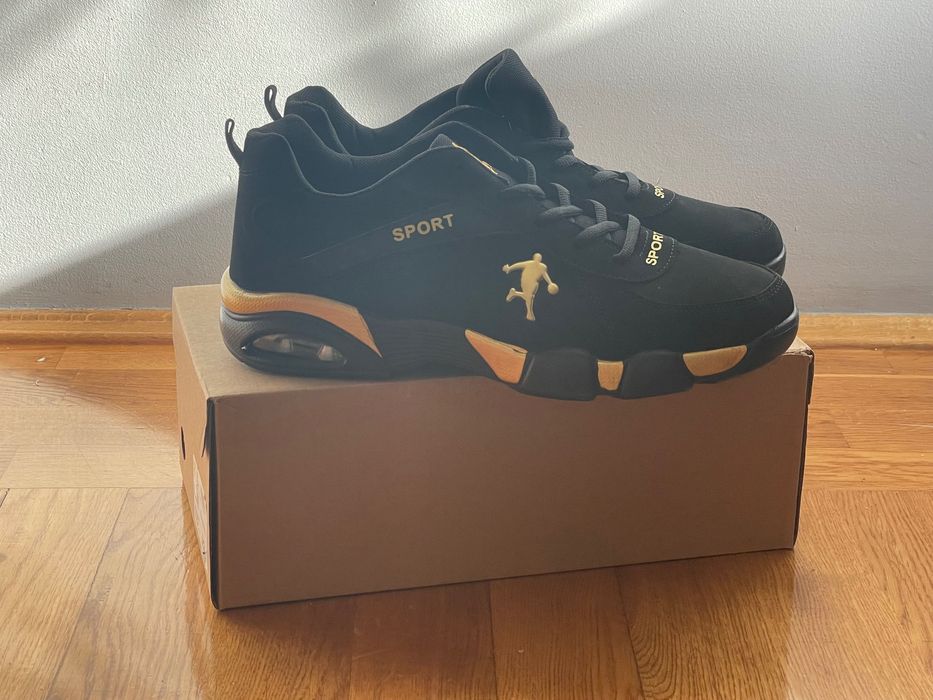 Sprzedam nowe buty sportowe w kolorze czarnym ze złotymi detalami. Bardzo lekkie i wygodne, z systemem amortyzacji pod piętą.