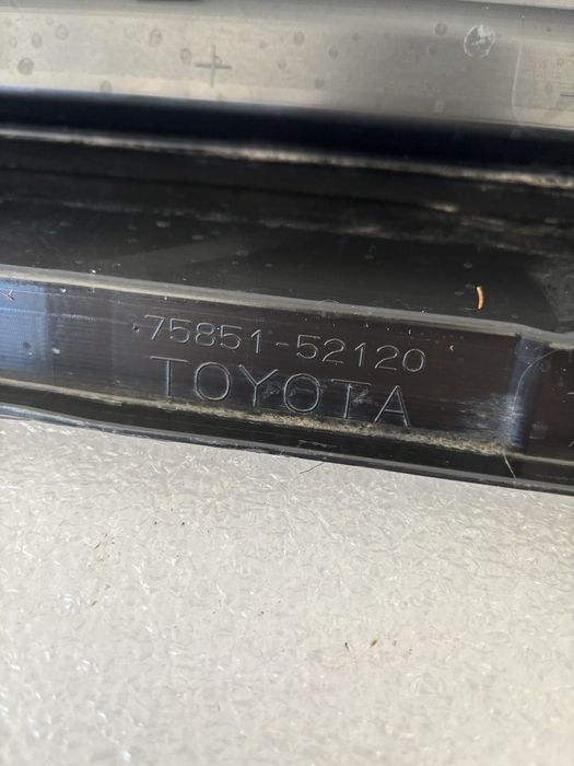 Toyota Yaris Cross 20- listwa progowa prawa nakładka na próg prawy