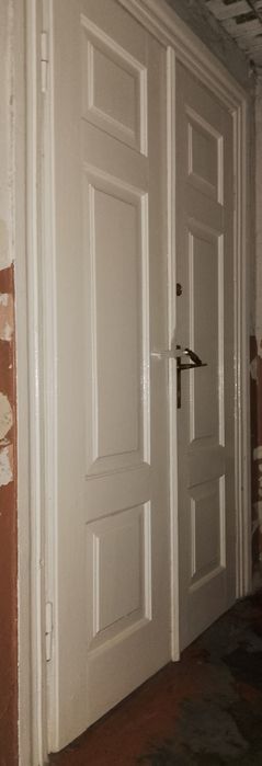 Stare drzwi z kamienicy