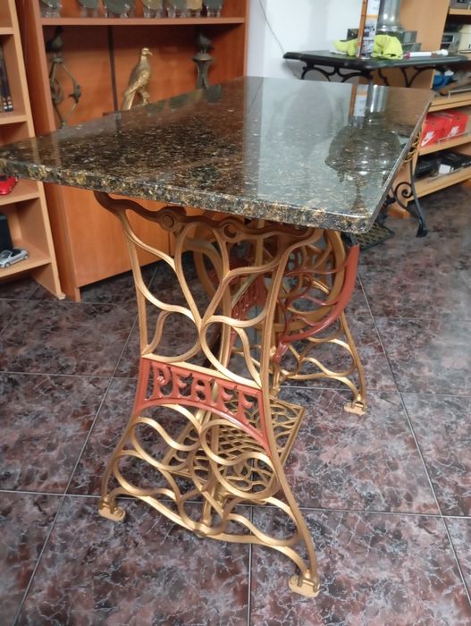 Mesa de apoio com base de máquina de costura