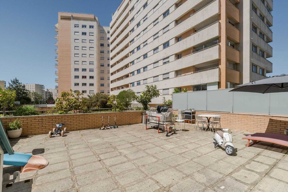 Apartamento T2 com Piscina e Terraço no Condomínio do Parque