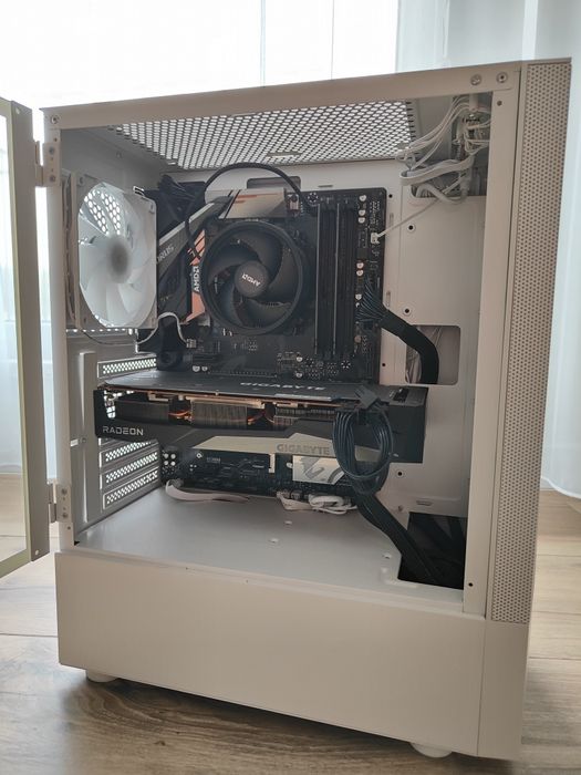 Gamingowy PC Ryzen 5 5600 / Radeon RX 6750 XT / 16 GB RAM / SSD 250 GB