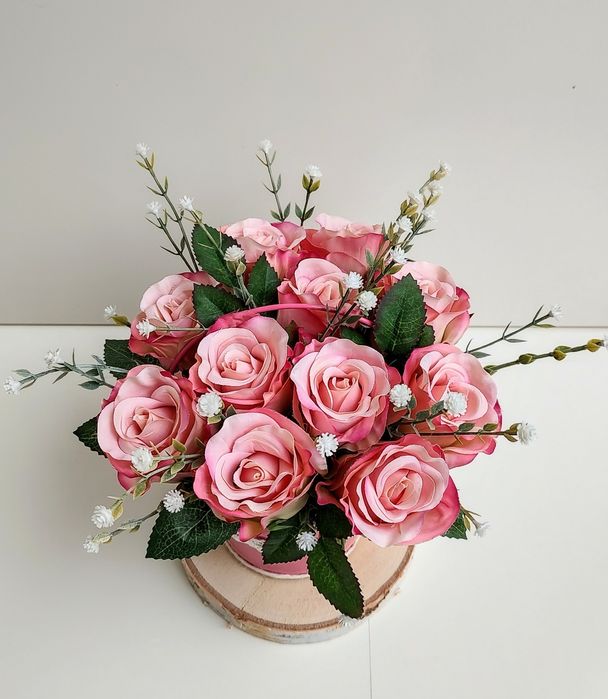 Róże w metalowym wiaderku