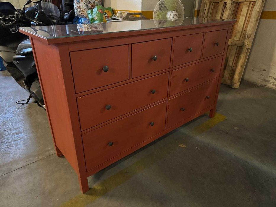 Cómoda 8 gavetas HEMNES com Tampo em Vidro