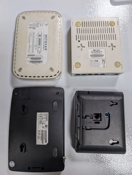 Vários dispositivos de rede (router/modem/hub)