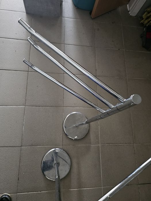 Toalheiro de pé em bom estado. Conjunto 2