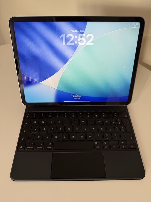 Tablet iPad Pro 11” A2761 4. generacji M2 2022 idealny, z klawiaturą