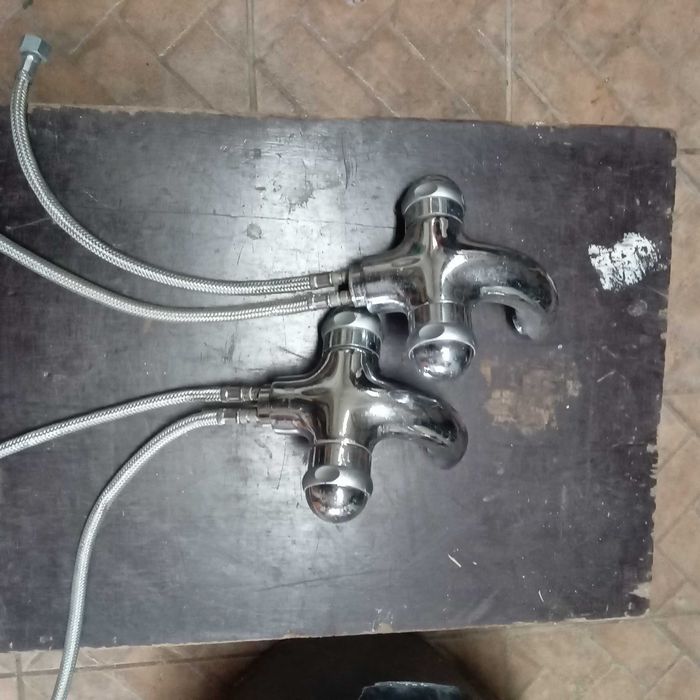 Torneiras de marca Groehe(2) e mãos de chuveiro(2)