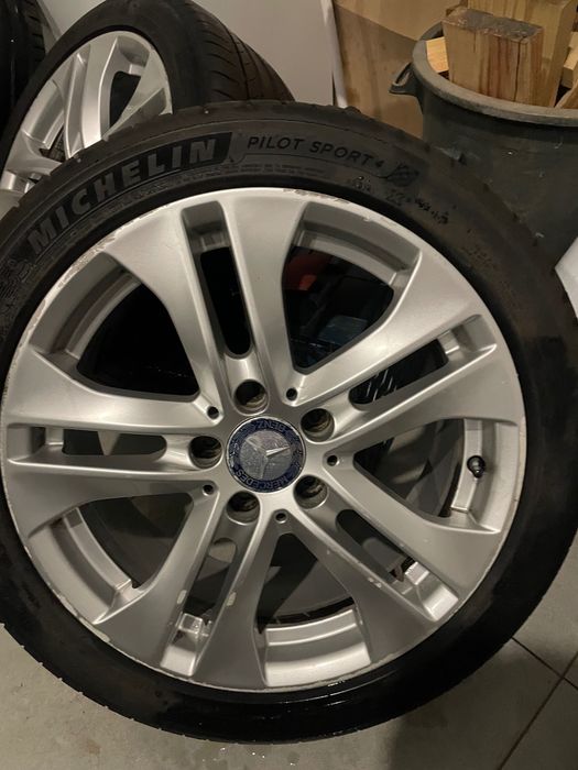 Jantes Mercedes com pneu em bom estado