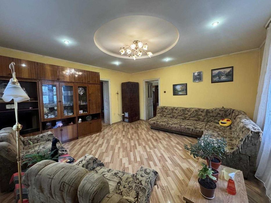 Продаж будинку з земельною ділянкою в центрі