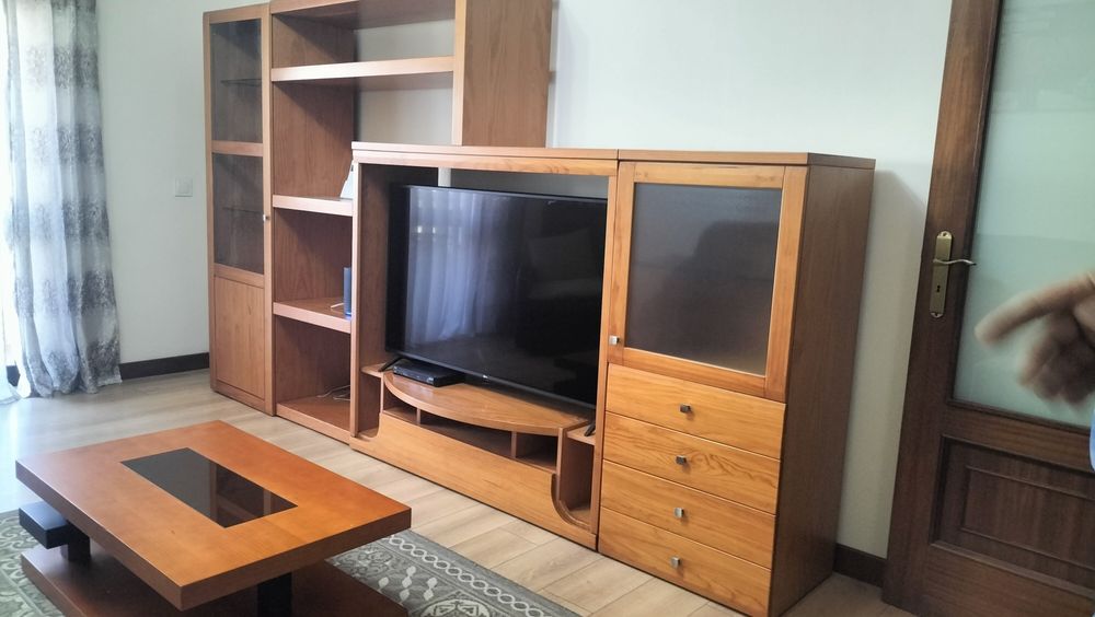 Móvel de sala cor de cerejeira