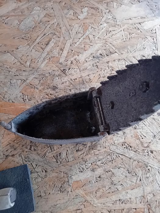 Stare żeliwne żelazko na duszę