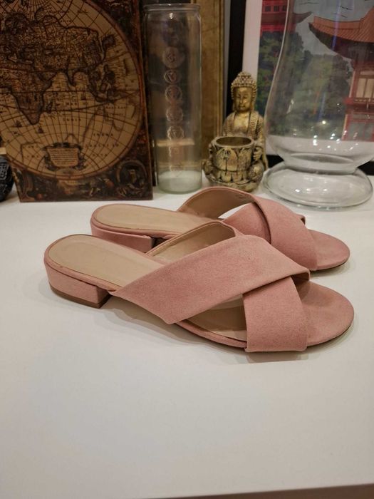 37 New Look letnie buty pudroworóżowe zamszowe klapki na lato eco skóra na małym obcasie eleganckie klasyczne do pracy biurowe wakacyjne na wakacje