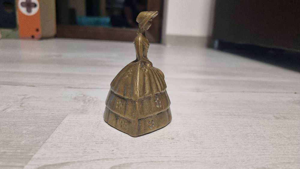 Figuralny dzwonek mosiężny dama w krynolinie vintage 1900 r. 8,5 cm