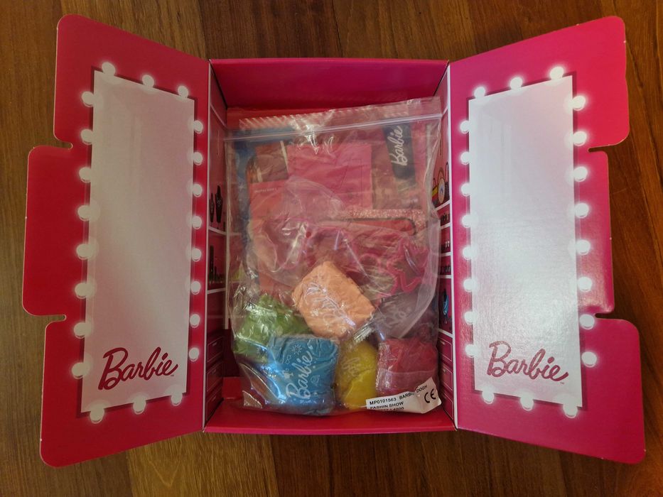 Barbie desfile de moda com massa de modelar