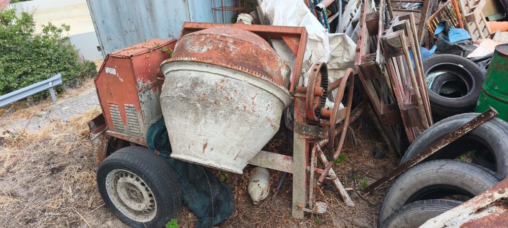 Selling a lightly used concrete mixer64552460322178122