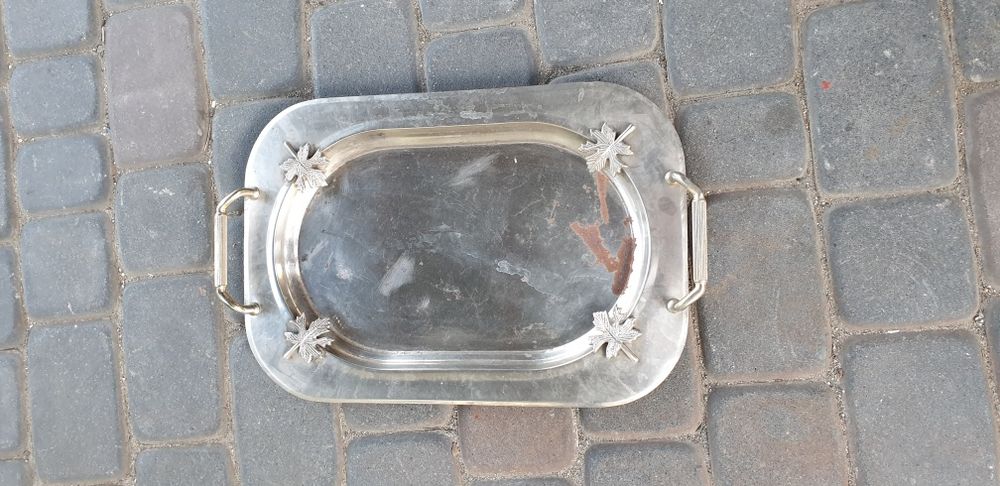 Zabytkowa taca widoczna na zdjęciu