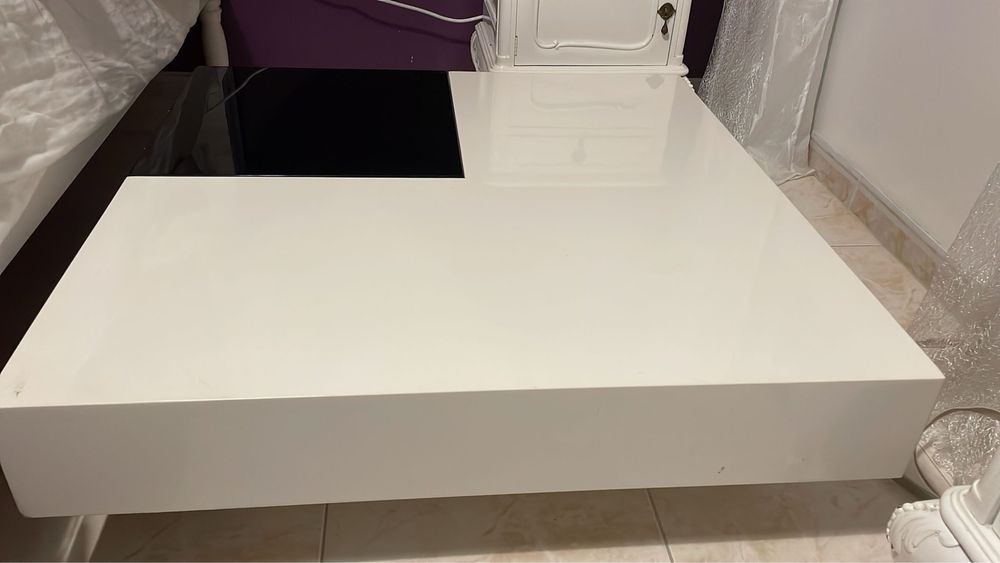 Black and White Medium Table64750569528963122