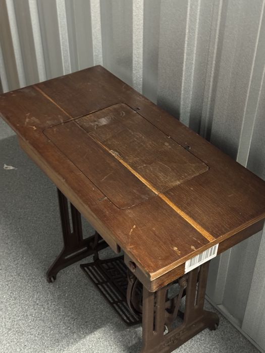 Máquina de costura antiga Singer com mesa