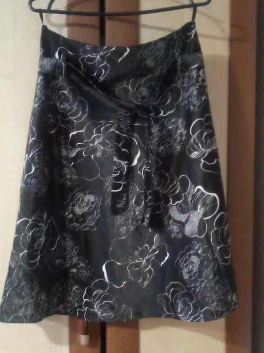 Elegancka czarna spódnica w białe kwiaty r.40