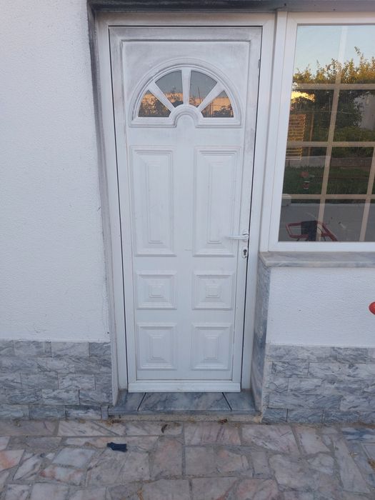 1 porta com isolamento e 5 janelas de alumínio com vidro duplo