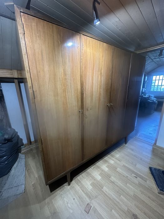 Roupeiro de quarto de casal, madeira maciça, linhas direitas, anos 60/70, usado