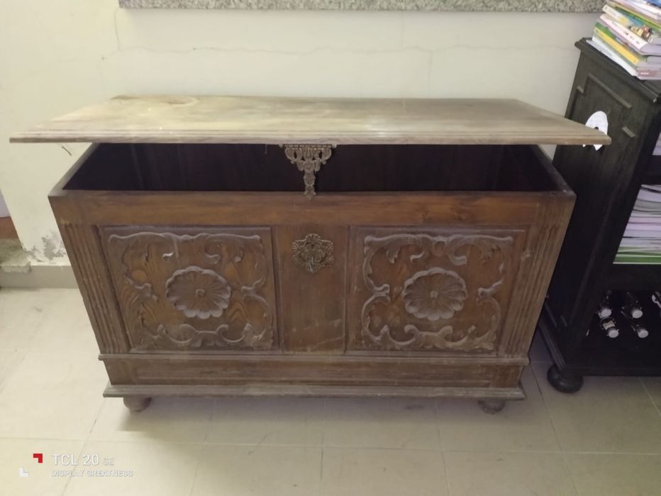 Arca Antiga em Madeira Trabalhada