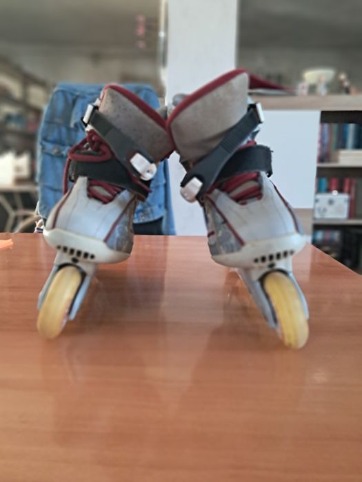 Patins em linha de cor cinzento