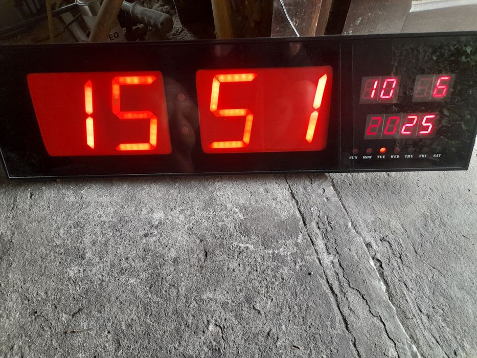 Zegar ścienny z wyświetlaczem LED