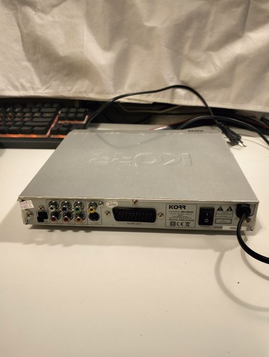 Odtwarzacz DVD z kablami RCA